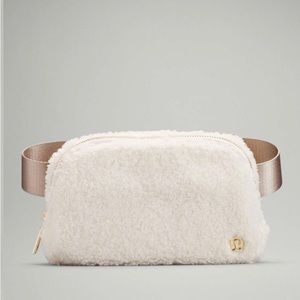 Lululemon Everywhere Belt Bag Fleece Light Ivory Gold